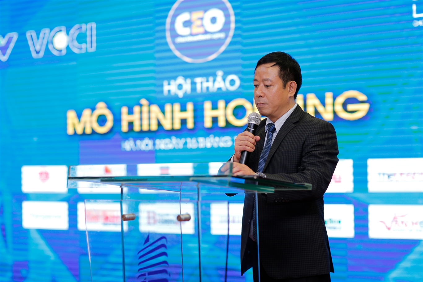 Tổng đạo diễn chương trình CEO - Chìa khoá thành công Hoàng Hải Âu lên phát biểu khai mạc hội thảo